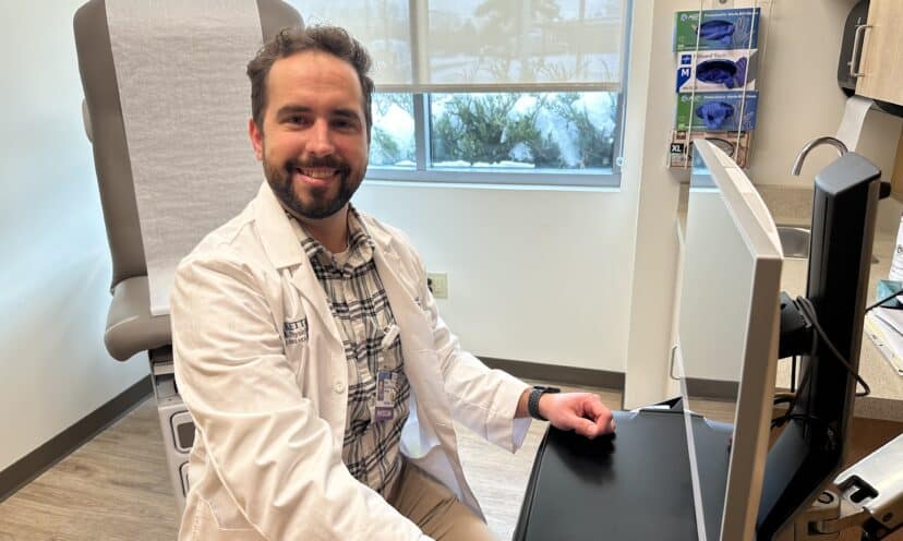 Dr. de la Pena at a computer in an exam room.