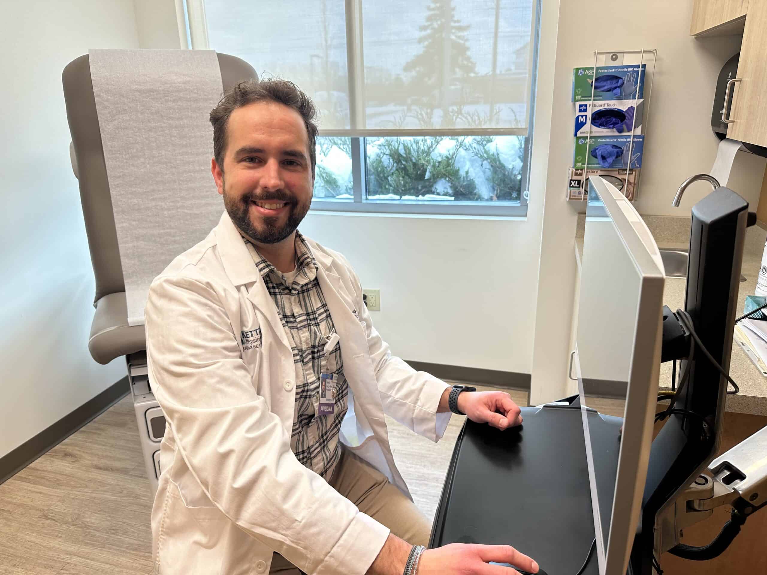 Dr. de la Pena at a computer in an exam room.